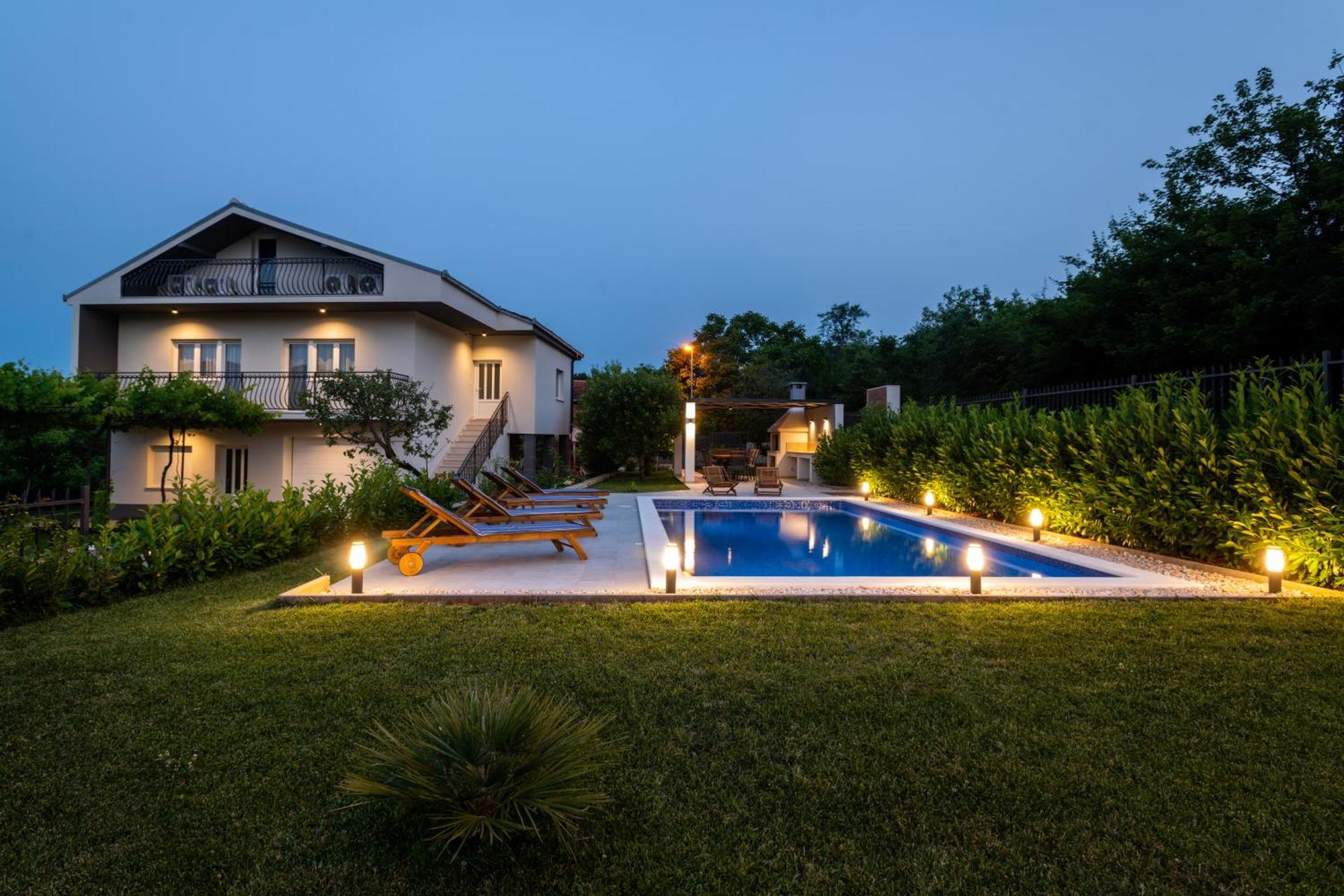 Villa Latica Dicmo Ngoại thất bức ảnh