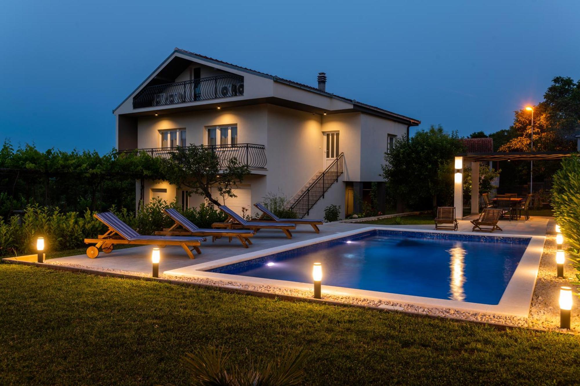 Villa Latica Dicmo Ngoại thất bức ảnh