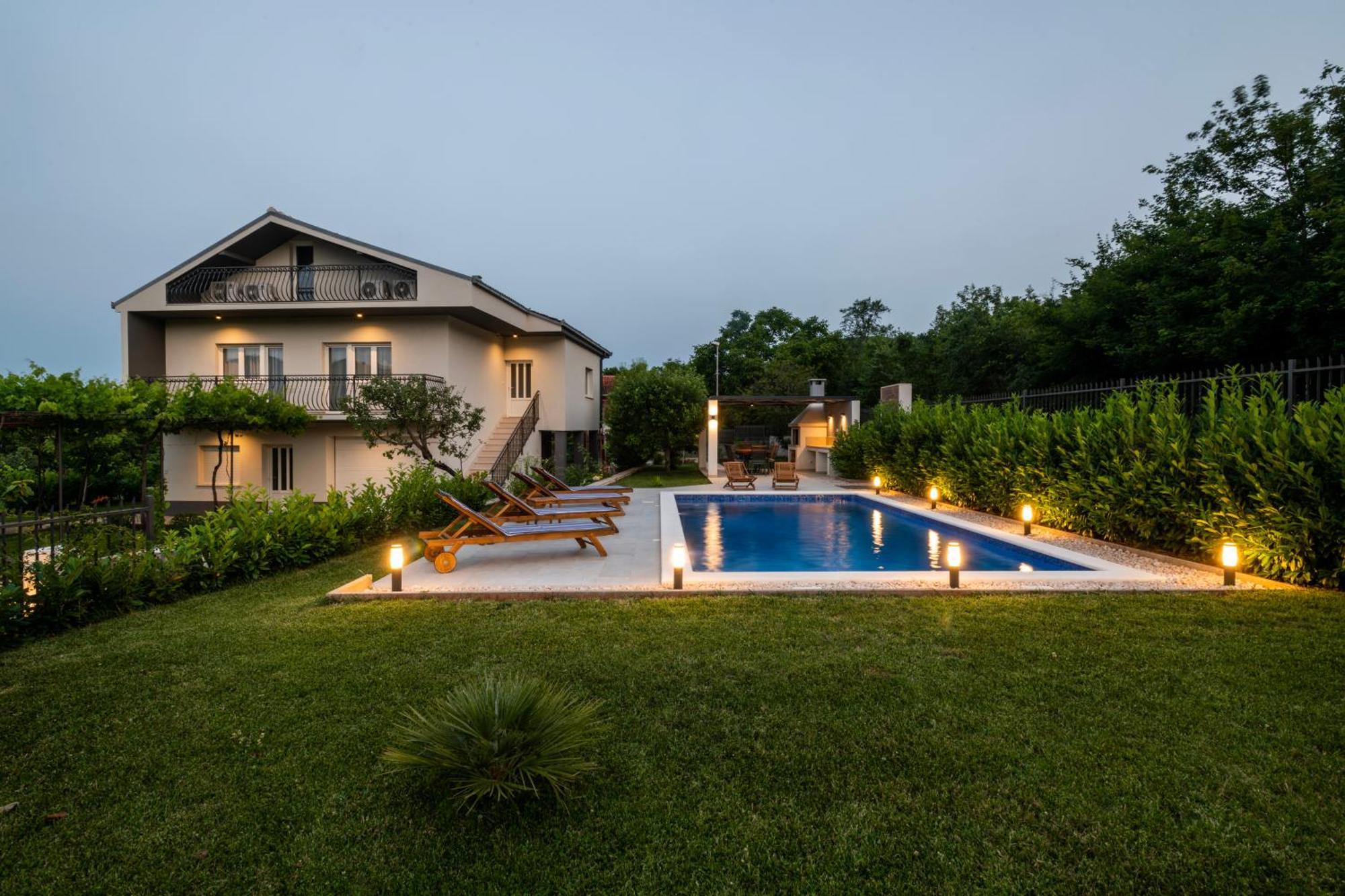 Villa Latica Dicmo Ngoại thất bức ảnh